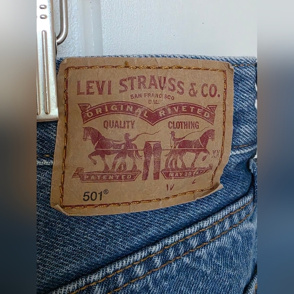 Levi's Women's 501 High Rise Straight Medium Wash Distressed Jeans Size 26x30 - Picture 6 of 8